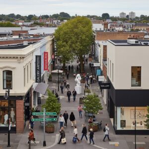 Gallery hopping guide showing walkable art district route planning for weekend cultural tourism and art lover getaway